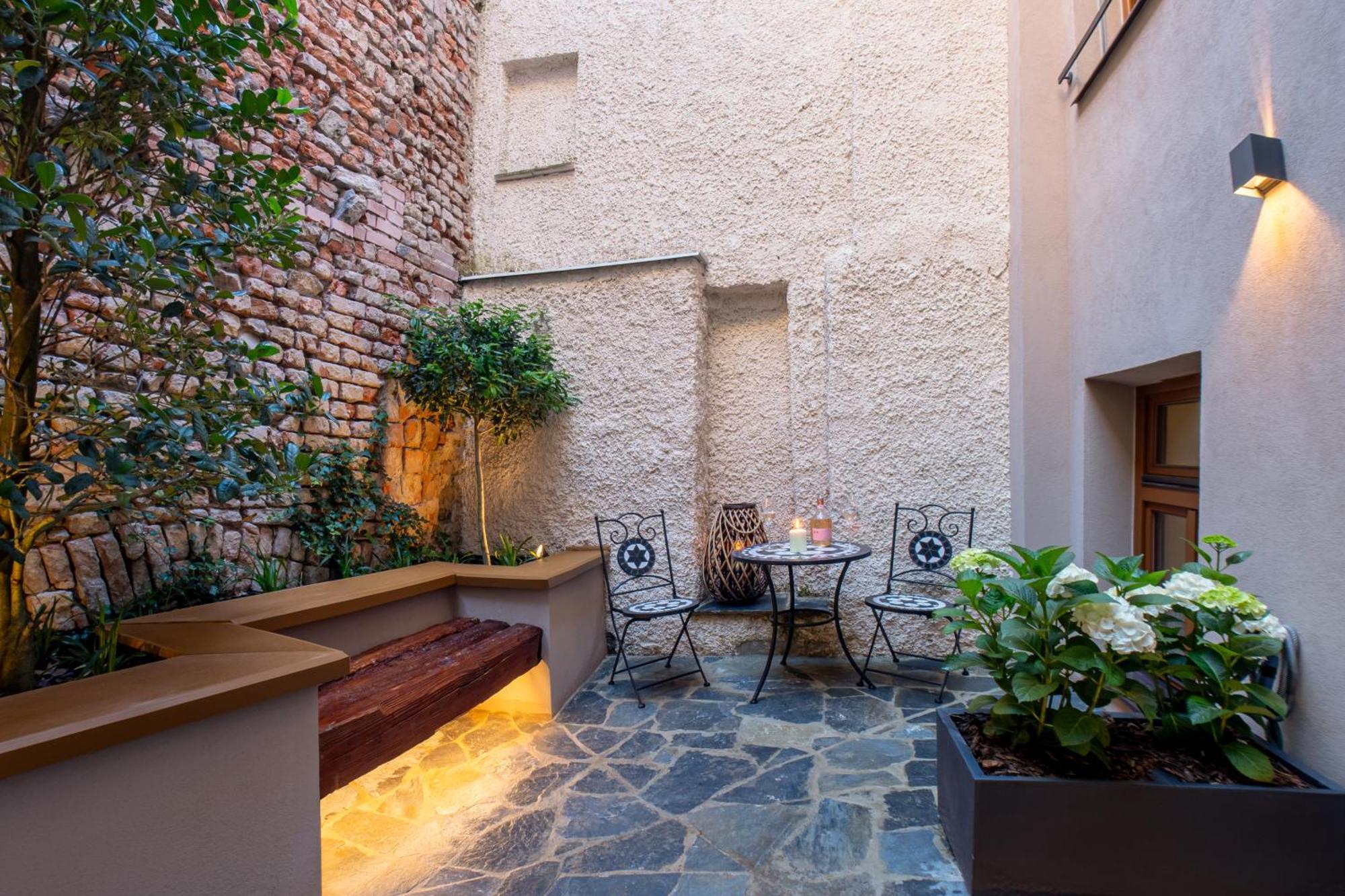 אולומוץ White Wolf Boutique Apartments מראה חיצוני תמונה