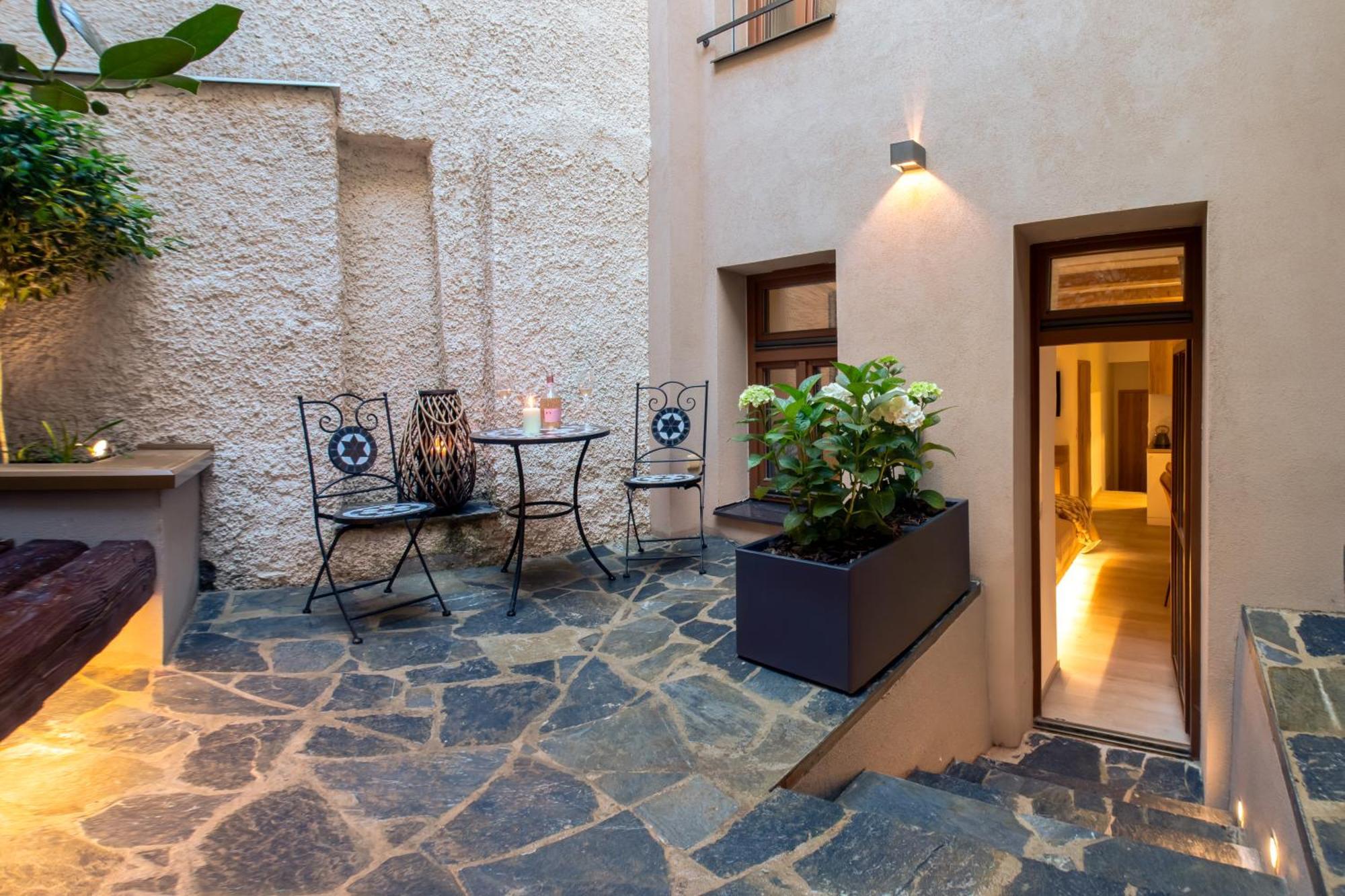 אולומוץ White Wolf Boutique Apartments מראה חיצוני תמונה