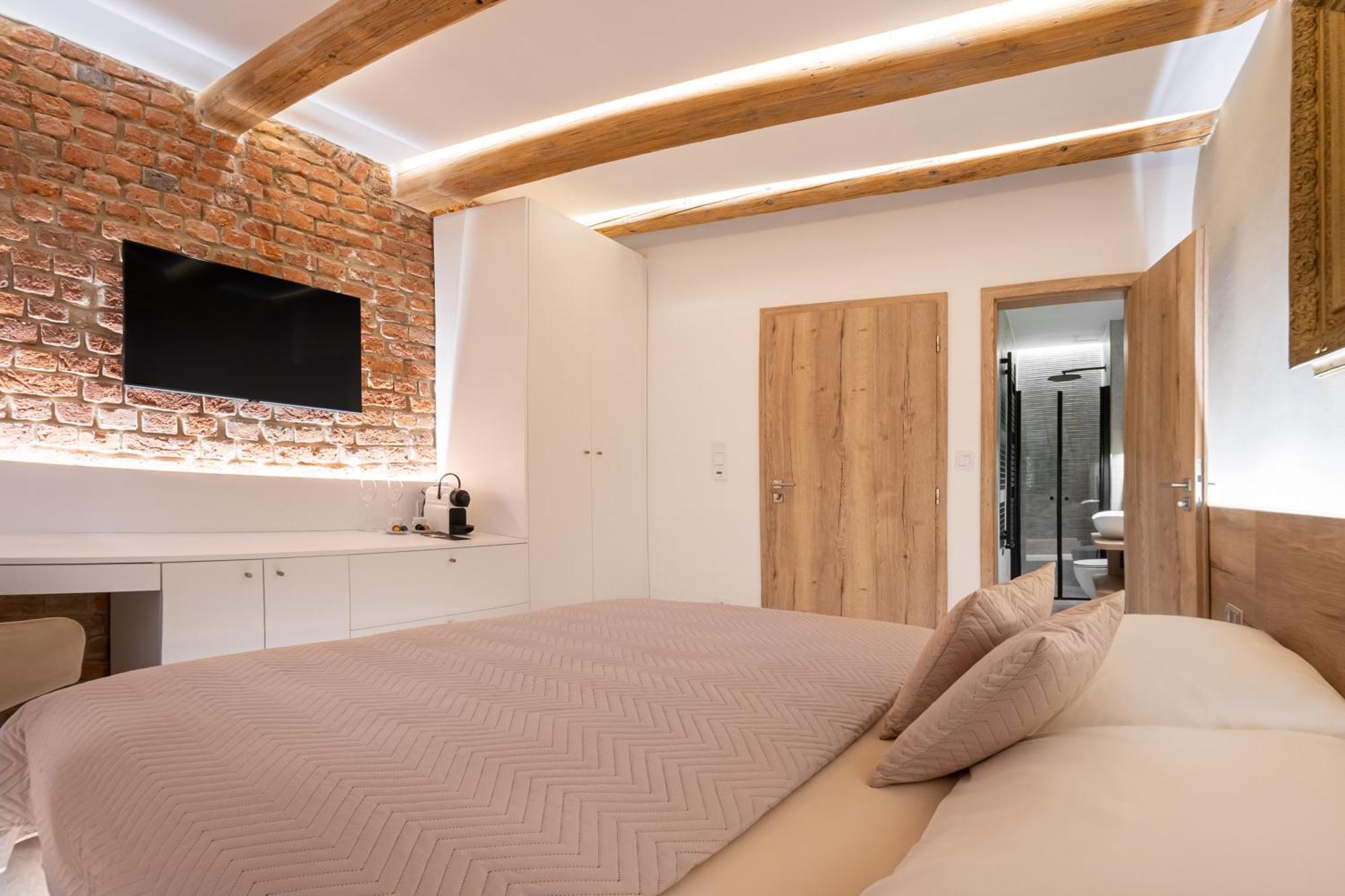 אולומוץ White Wolf Boutique Apartments מראה חיצוני תמונה